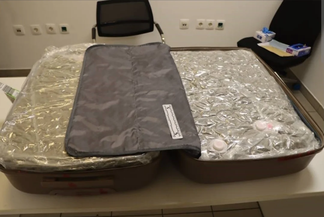 Uhapšena žena: U avionu švercovala 15 kg skanka. Policija je sačekala na traci za avionski prtljag