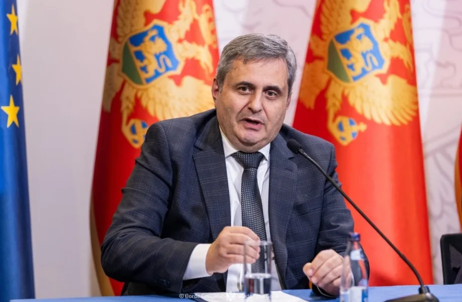 Radunović objavio dokument i tvrdi: Ana Novaković Đurović potpisala akt kojim je omogućena primjena višeg planskog dokumenta za plažu u Baošićima