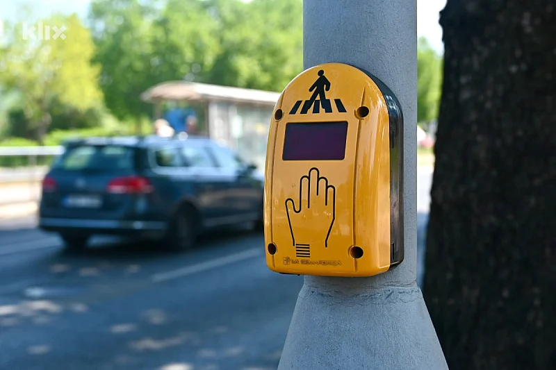 Ako ste pješak evo zašto morate pritisnuti taster na semaforu