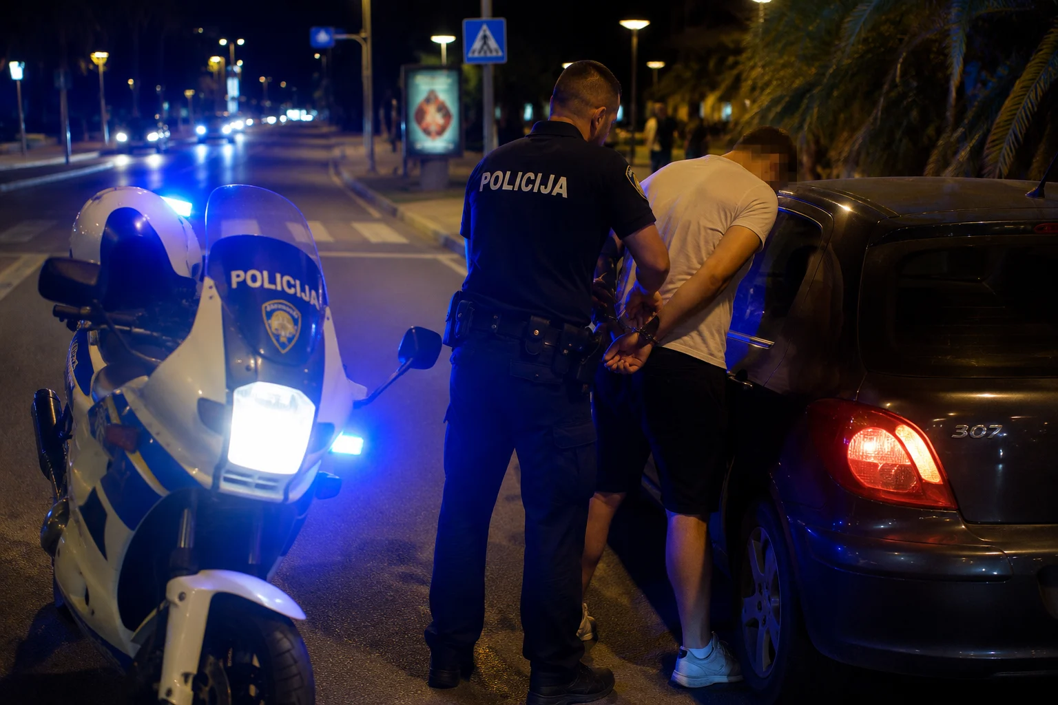 Uhapšen vozač Pežoa u Budvi: Našmrkan kokainom udario u policijski motocikl, dok je policija vršila uviđaj