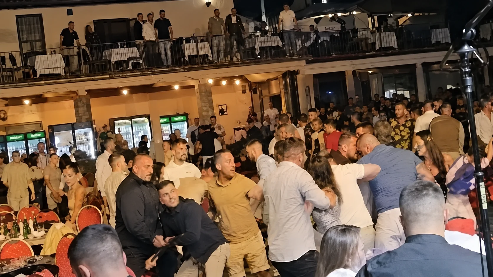 NIKŠIĆ -Opšta tuča nakon koncerta Ace Lukasa: Tukli se flašama, letvama...U tuči učestvovalo 80 ljudi