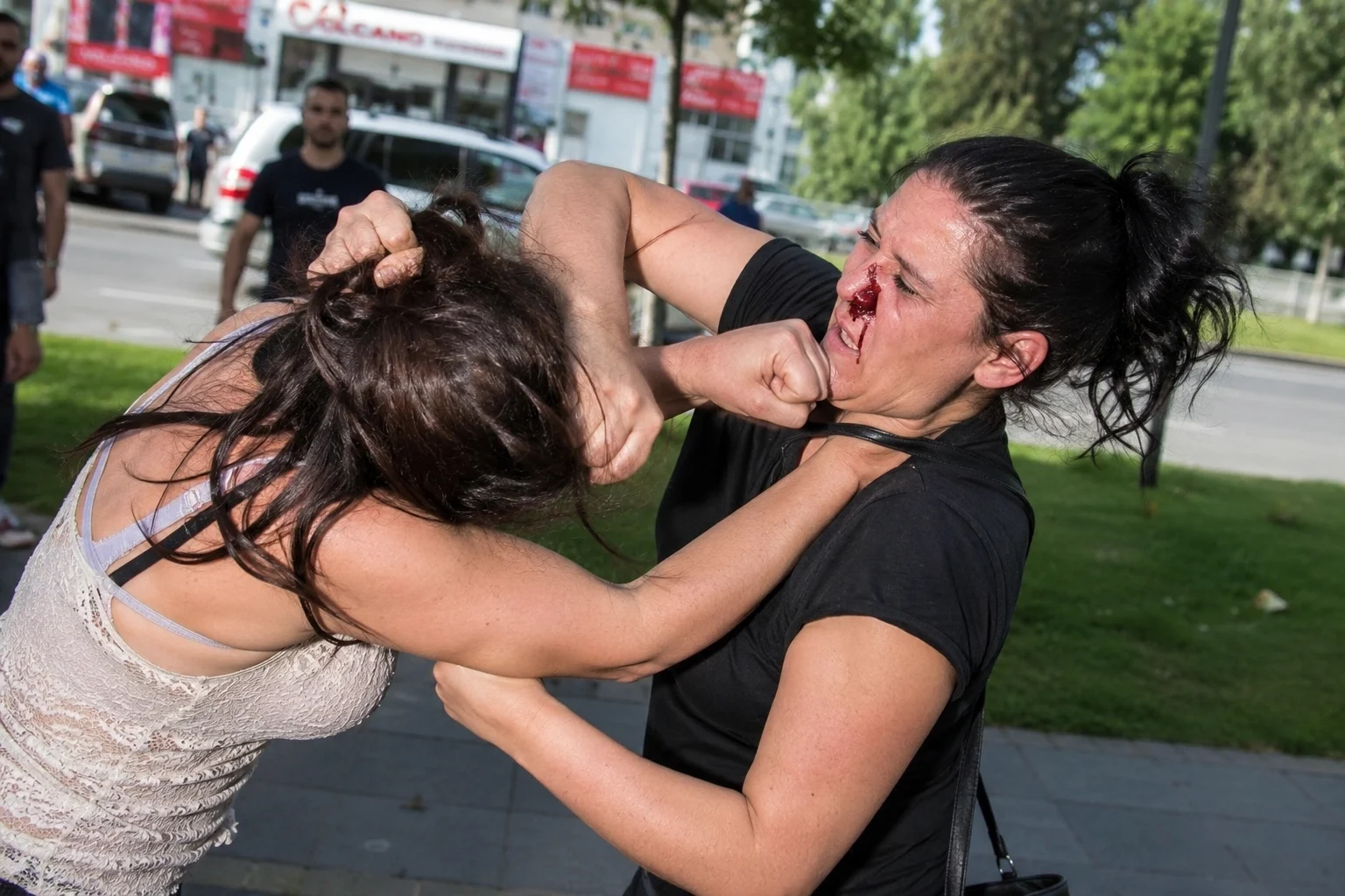 DRAMA U PODGORICI: Potukle se dvije žene zbog muškarca. Obje završile u bolnici