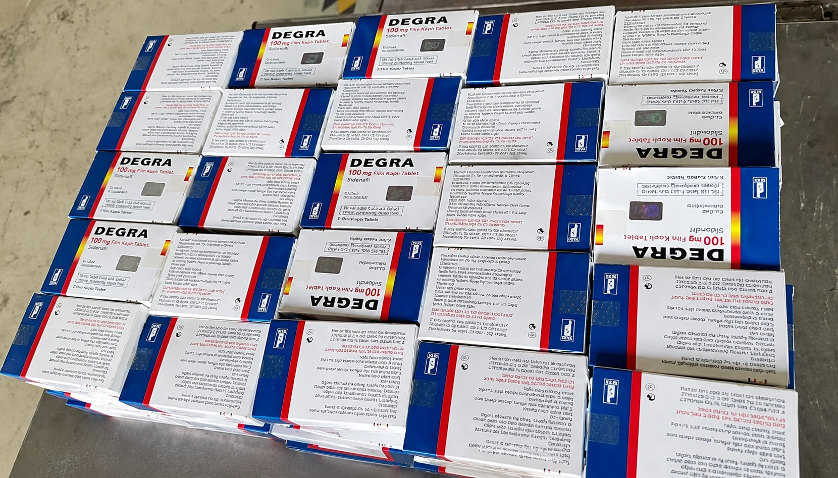 Dva muškarca kažnjena čak 29.000 eura: Bez prijave pokušali da unesu 100 kutija tableta za potenciju "Degra" i 21.600 cigareta "Marlboro"