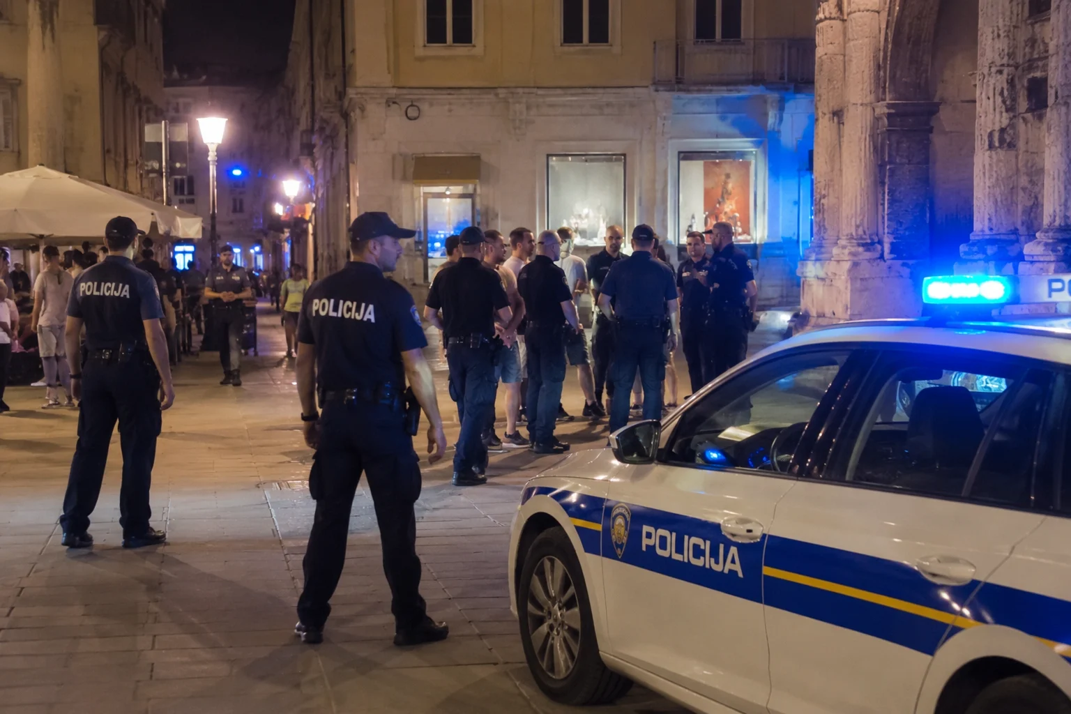 Opšta tuča, privedeno devet osoba: Potukli se zbog cijena suvenira, htjeli da plate samo dio računa