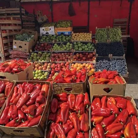 KAMIONSKA PIJACA ipak skuplja od marketa: Grožđe 2,5 eura, šljive dva eura, krastavci 1,5 eura, džak paprike babure 3 do 5 eura