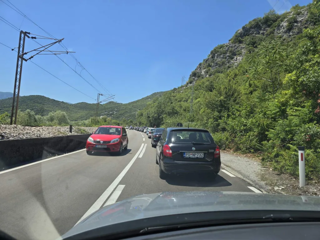 (FOTO) Kilometarske kolone na putu Podgorica – Bar