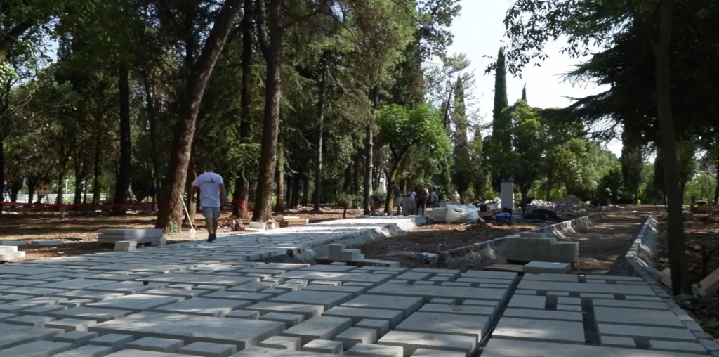 PODGORICA -Park Ivana Milutinovića dobija novo ruho: Staze od prirodnog kamena, 29 spiralnih sjedišta, 34 nove klupe...