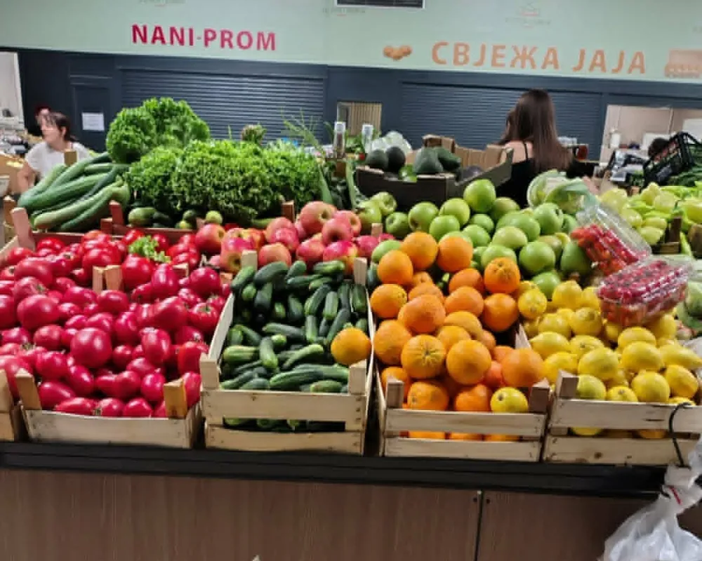GRAÐANI IZNENAÐENI -Pale cijene u TC Bazar: Šljive, nektarine i jabuke po dva eura, maline od dva do tri eura