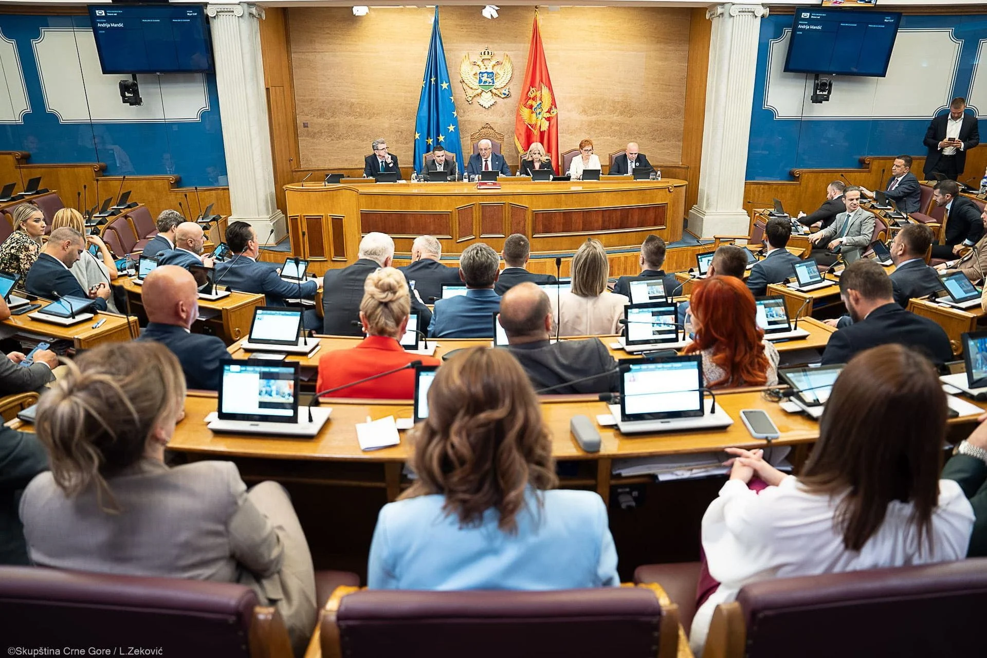 Poslanici dobili varijabile i za odmor. U avgustu varijabile iznosile od 202 do 810 eura
