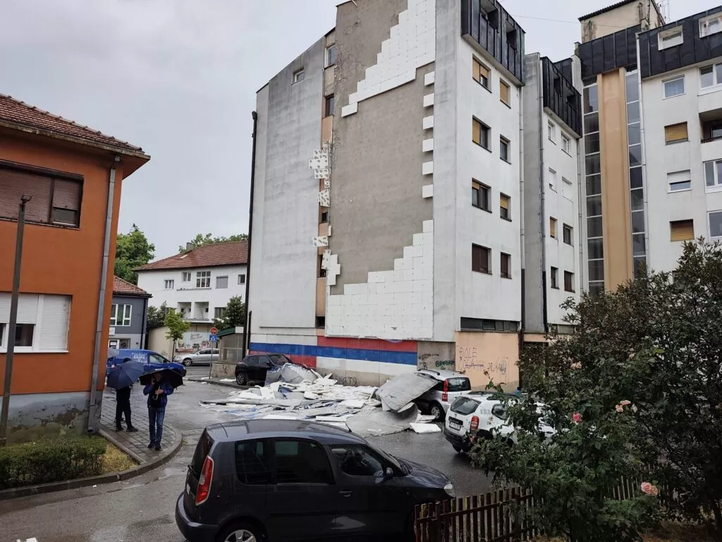 Nezapamćeno nevrijeme pogodilo Pljevlja: Obrušila se fasada, grad razbijao šoferšajbne bujice na ulicama