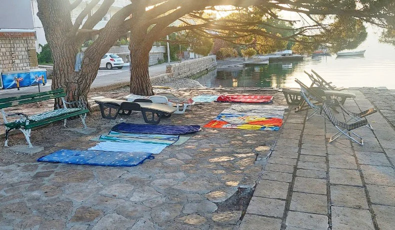 Komunalna policija kreće u akciju: Od sjutra uklanjaju svaki ležaj i suncobran ostavljen na nezakupljenim plažama