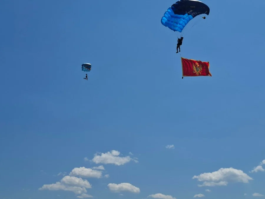 Manifestacija "Fly in Berane": Nebo iznad grada u znaku avijacije