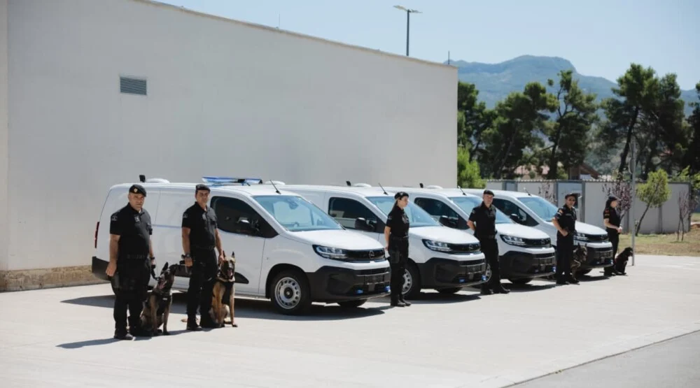 OEBS donirao Upravi policije četiri specijalizovana K9 vozila vrijedna 120.000 eura