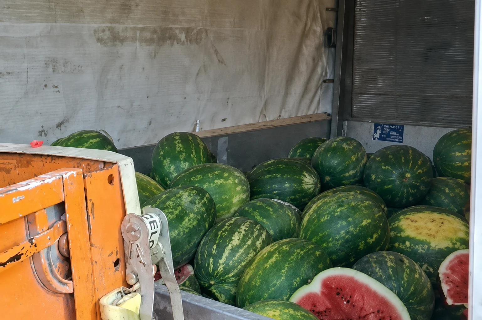 SPRDNJA U BUDVI- Komunalna policija zaplijenila i uništila 500 kg lubenice. Prodavac prodavao bez papira. Prodavac danas prodaje lubenice na istom mjestu