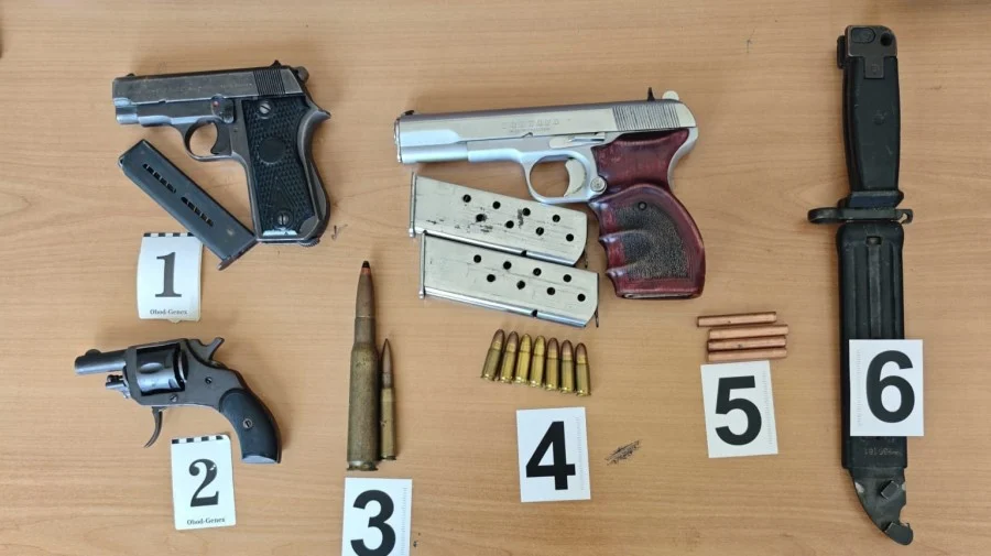 Policija u pretresima na sjeveru pronašla oružje, municiju i narkotike