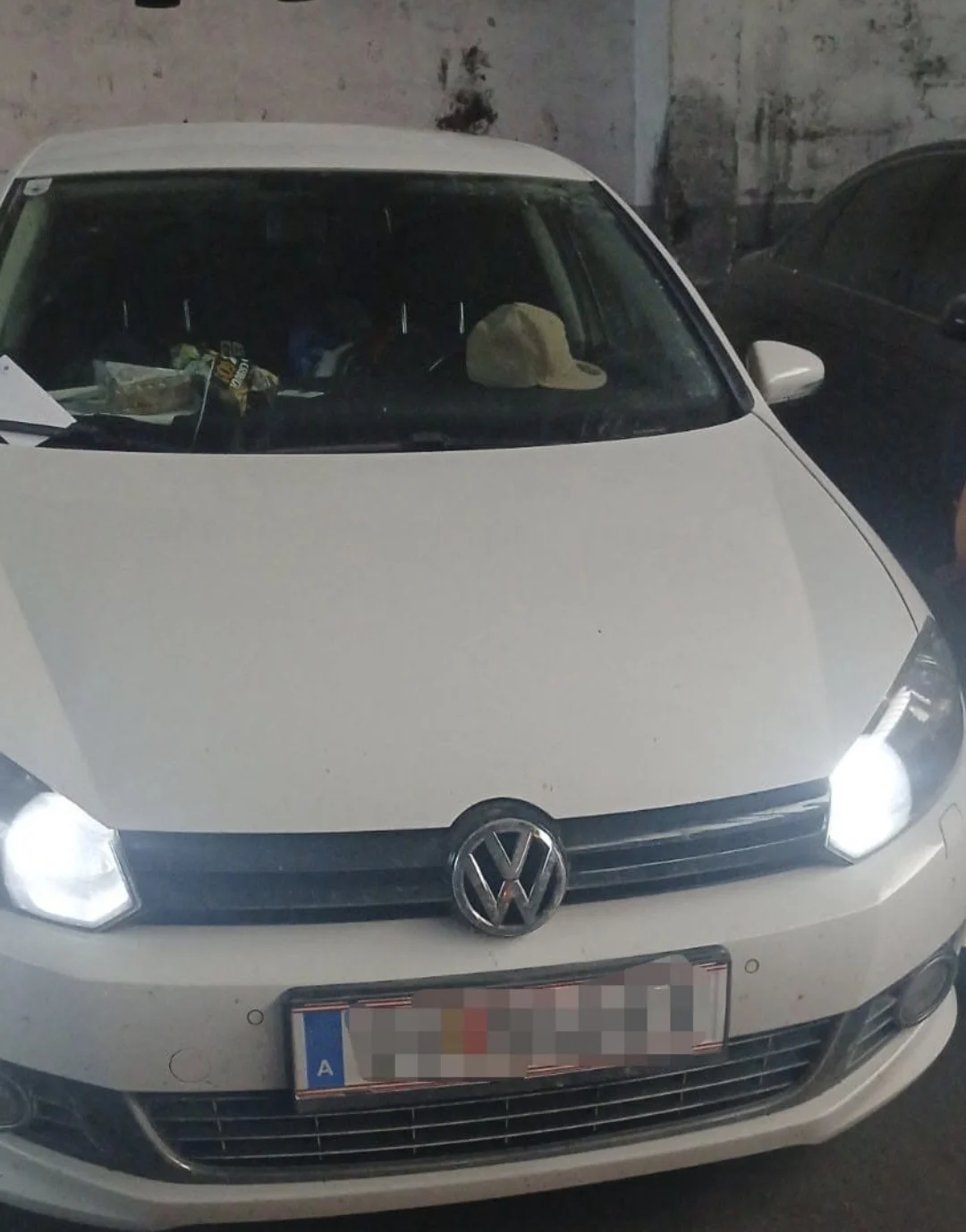 Uhapšen vozač VW-a: Preticao preko pune. Policija mu oduzela auto, a Sud ga strpao u zatvor čak 36 dana