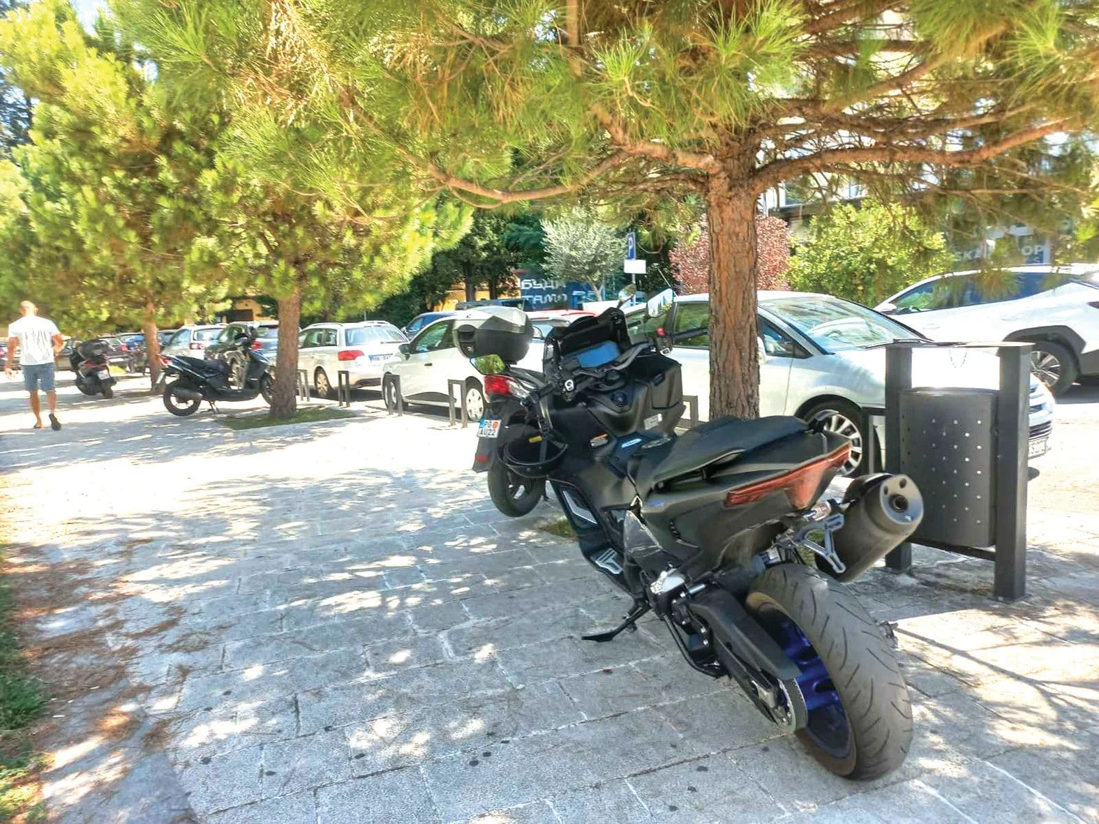MOTOCIKLISTI LJUTI: Kažnjavaju za nepropisno parkiranje, a parkinga za motore nema