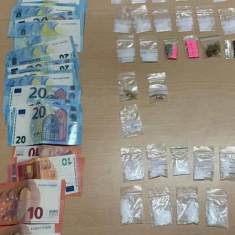 Uhapšen diler droge: Kod njega pronađeno 10 paketića sa 9,4 grama kokaina i 14 zamotuljaka sa 13,84 grama ketamina. Odalo ga sumnjivo ponašanje