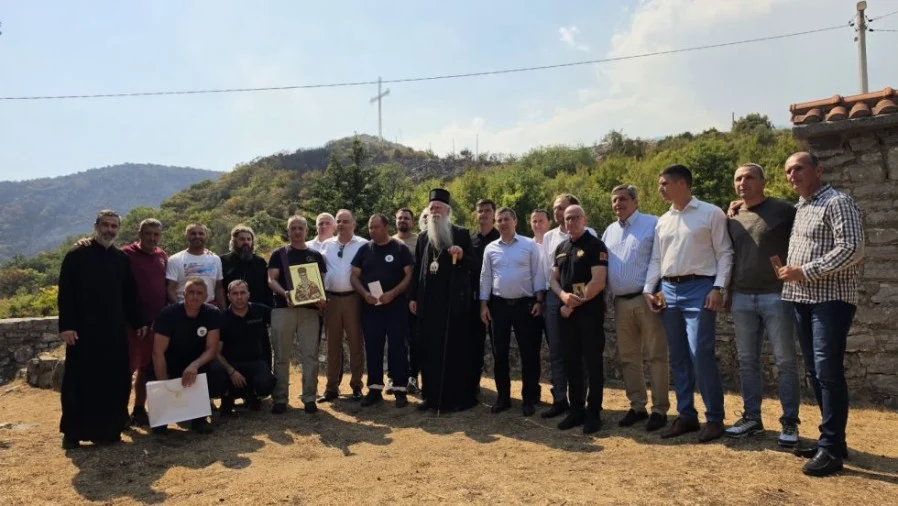 Joanikije obišao vatrogasce u Herceg Novom, Ćiroviću i Misinezoviću uručena ikona Svetog Vasilija Ostroškog