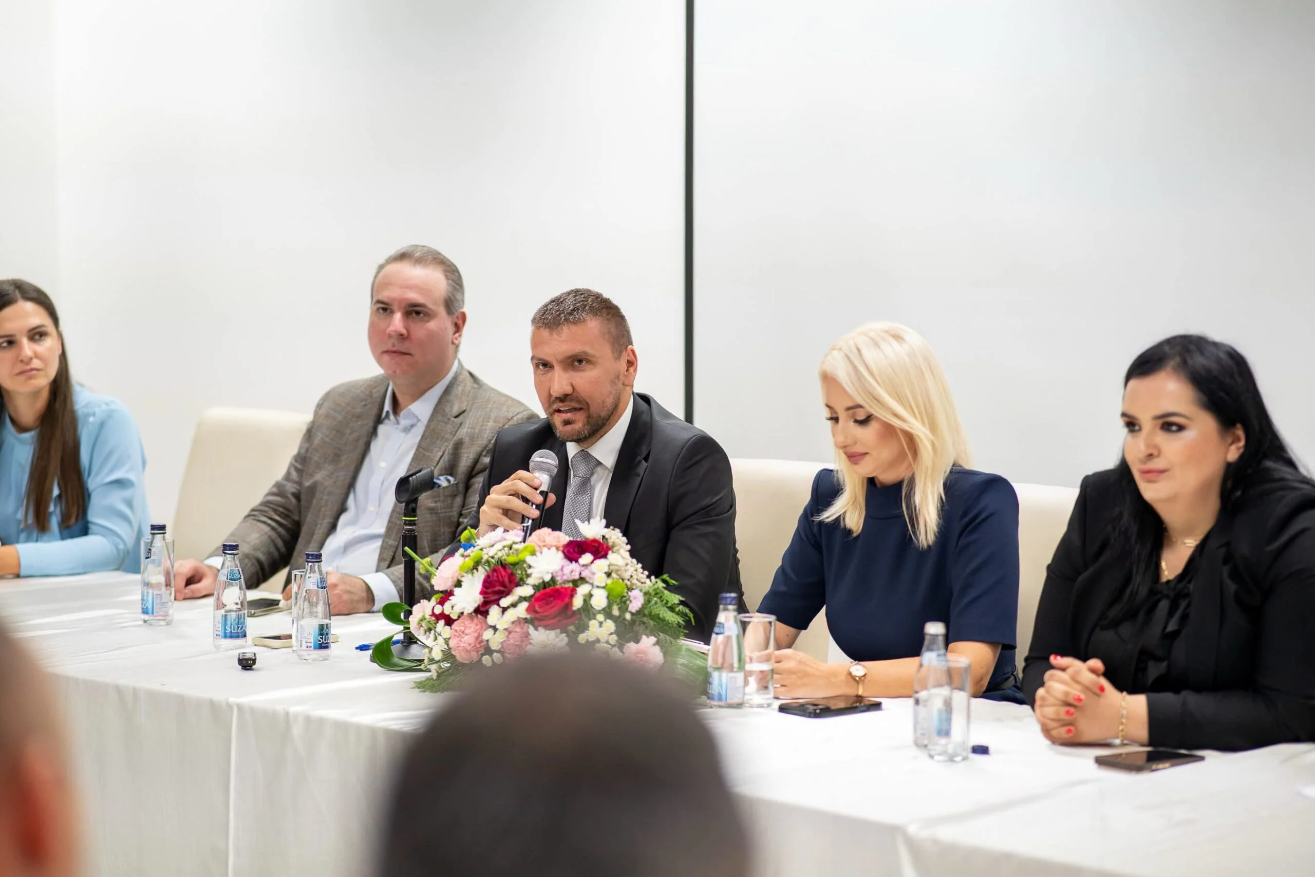 PES: U prepunoj sali u Bijelom Polju održan otvoren dijalog građana sa članovima Vlade i poslanicima