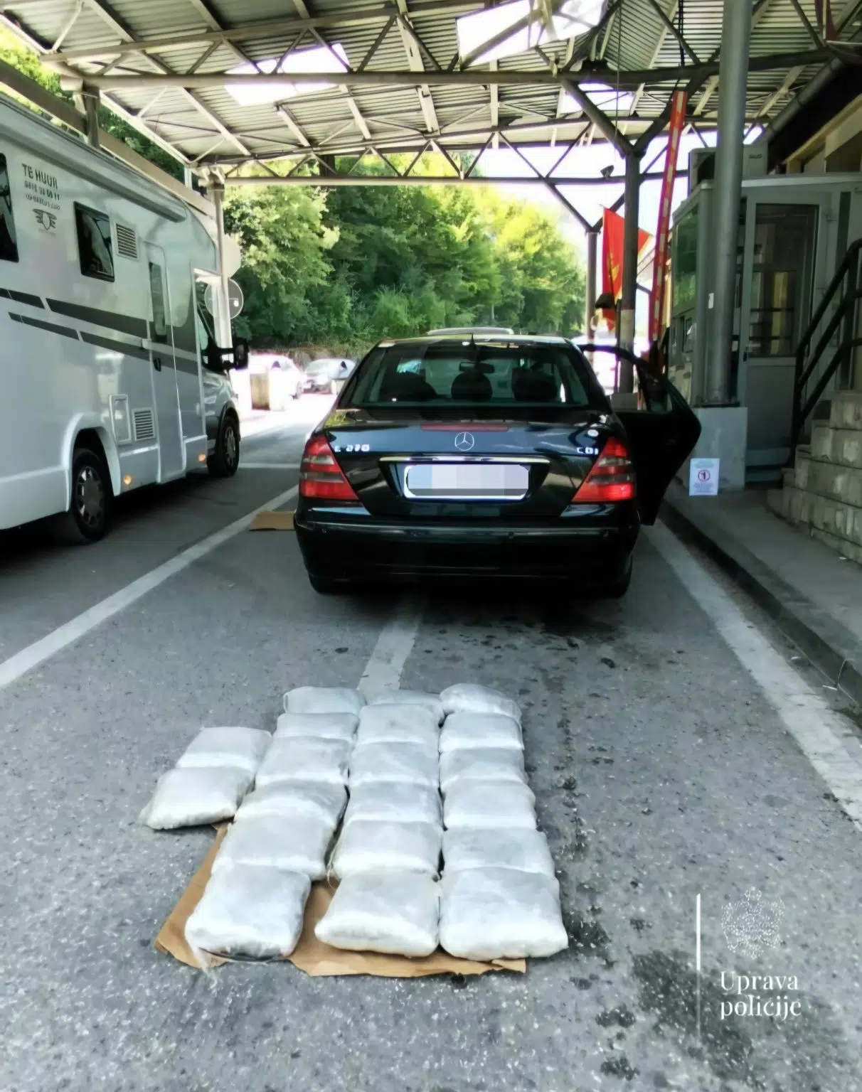 Uhapšen Zećanin: U Mercedesu švercovao 20 kg droge. Policija zapanjena kako je sakrio nedozvoljenu supstancu