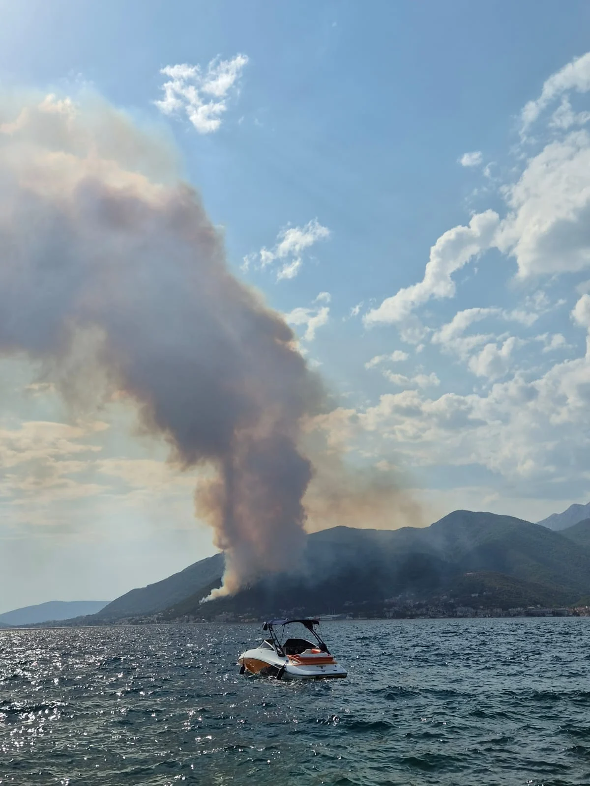 Požar velikih razmjera iznad Bijele, vatra se brzo širi (VIDEO)