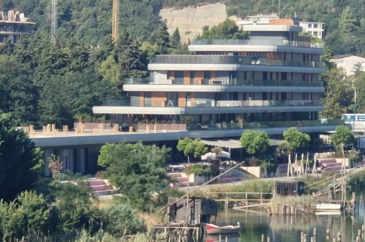 Stanari zgrade na Port Mileni napustili stanove zbog bazena na krovu, traže hitnu reakciju nadležnih