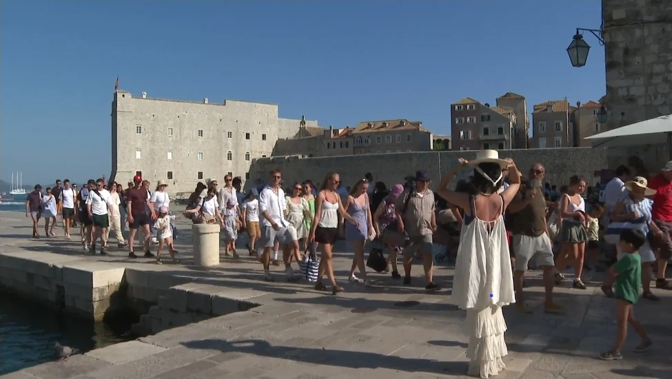 Dubrovnik znatno skuplji od Kotora: Razlika za popularna jela i do deset eura. Porcija ćevapa u Dubrovniku 18 eura, a Koka Kola 7