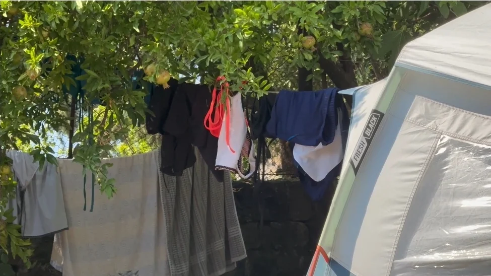 TIVAT: Kažnjeno 14 kampera po 150 eura zbog kampovanja uz more na javnim površinama. Prevršili su svaku mjeru, noće, bacaju smeće...