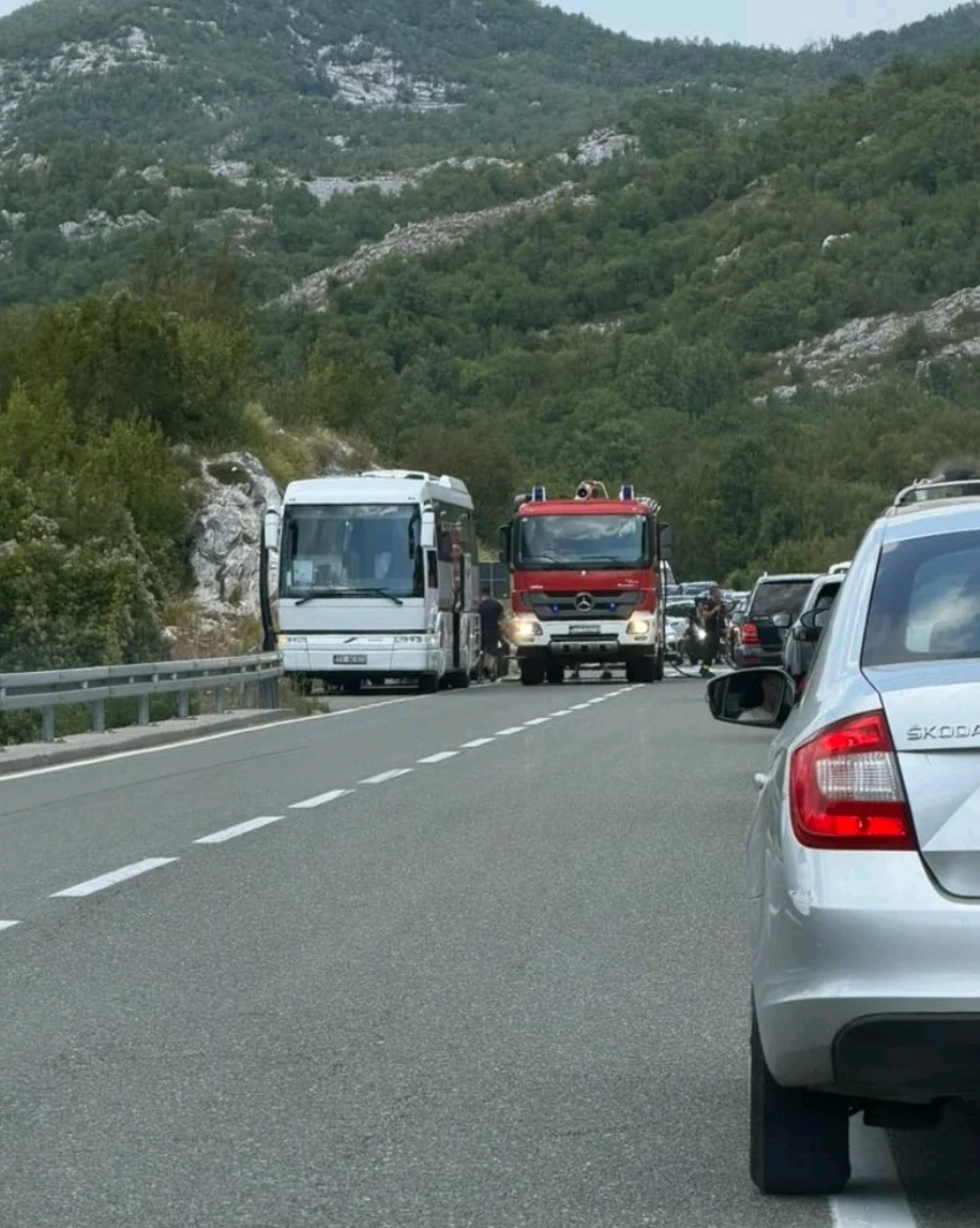 Autobus se zapalio na putu Cetinje–Budva, u vozilu nije bilo putnika