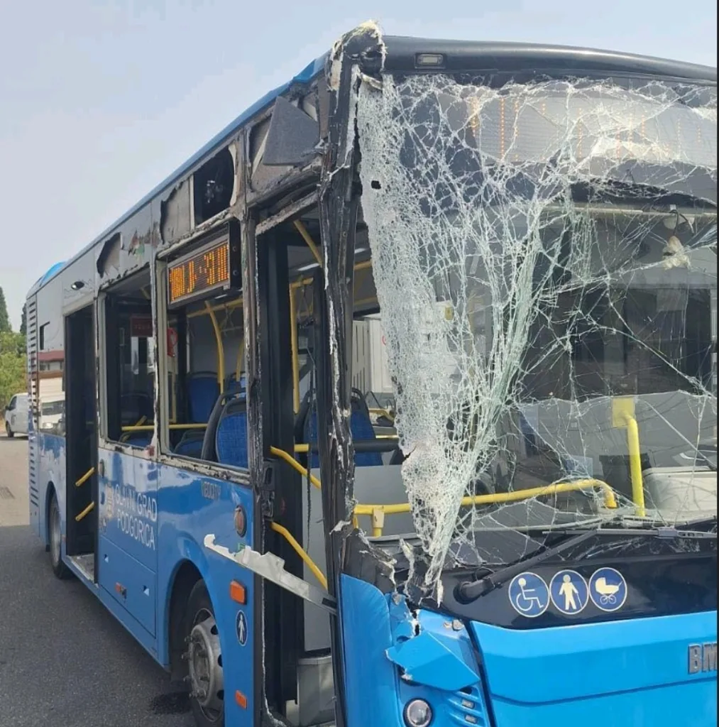 Dvije osobe povrijeđene u sudaru autobusa i kamiona u Botunu