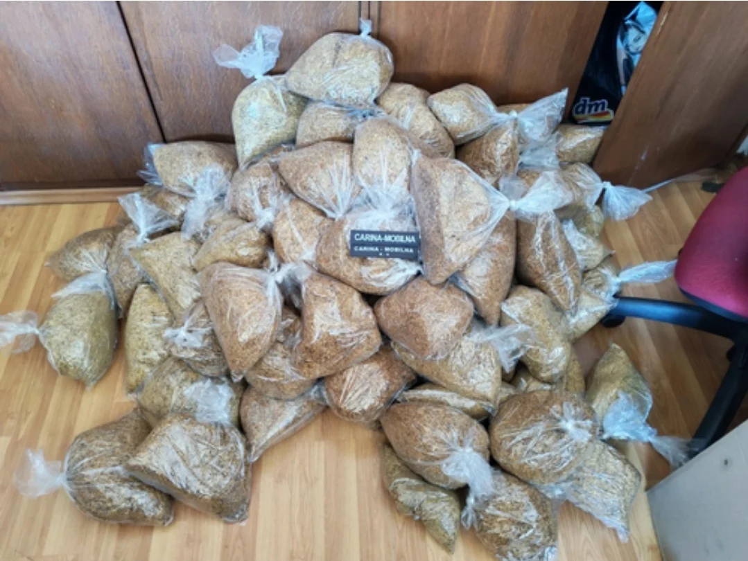 Carinici mu pronašli u podrumu: 47 kg duvana, ručno pravljene cigarete i 7 litara domaće rakije: Kažnjen 12.600 eura
