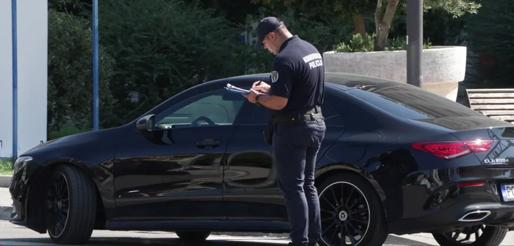 Kažnjeno više od 600 vozača zbog nepropisnog parkiranja: Jedan vozač odbio da plati 100 eura - automatski poslat Sudu