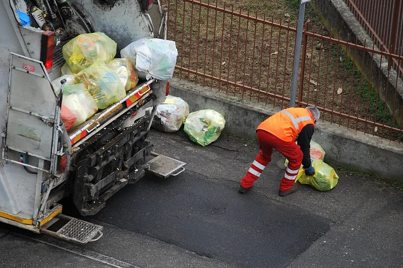 Nesporazum težak MILION EURA: Žena bacila dobitni listić, komunalci ga do zore tražili u smeću