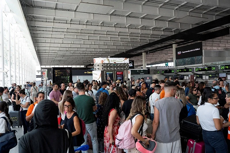 Totalni kolaps na Siciliji: Više od 30.000 putnika blokirano zbog erupcije vulkana Etna, spavaju i na aerodromu. Taksisti naplaćuju vožnju 800 eura