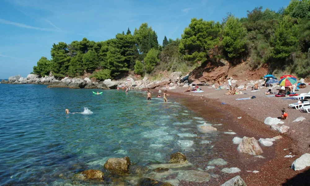 Blokiran ulaz na Crvenu plažu: Metalna kapija i staza na državnoj parceli, opštinska inspekcija na potezu