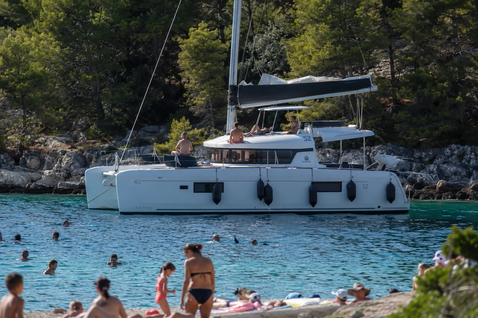 Turisti kažnjeni 2.000 eura: Goli se sunčali na jahti pred porodičnom plažom. Urinirali u more