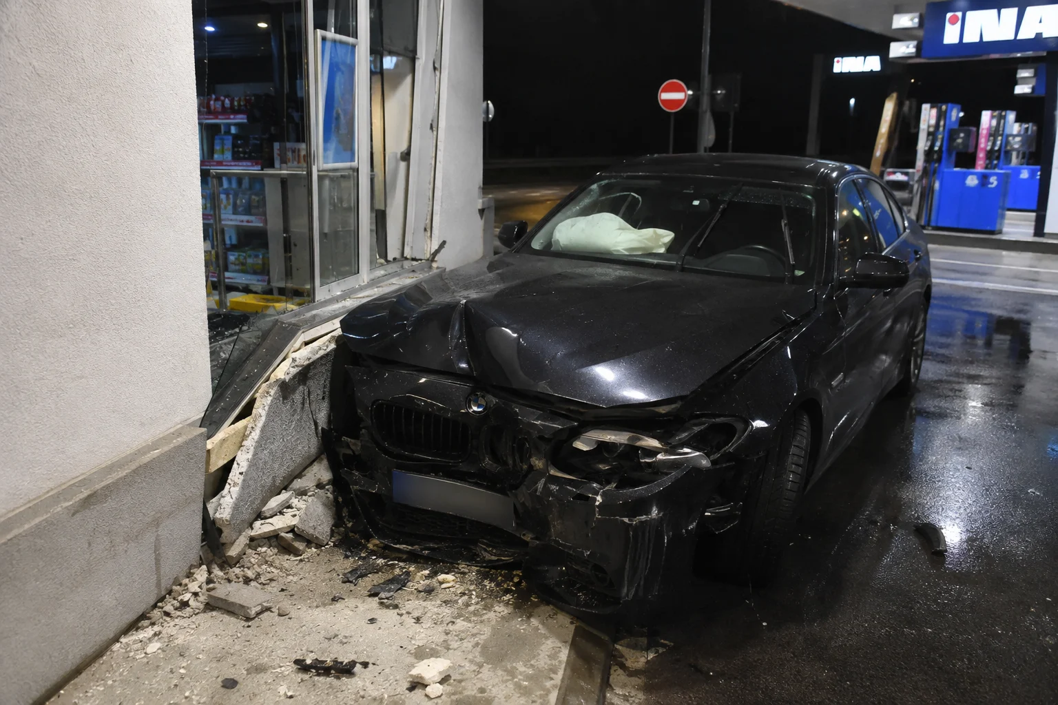 Uhapšena djevojka (23): Vozila mortus pijana, pravila haos, demolirala benzinsku pumpu, stub za rasvjetu, pumpu za vodu…