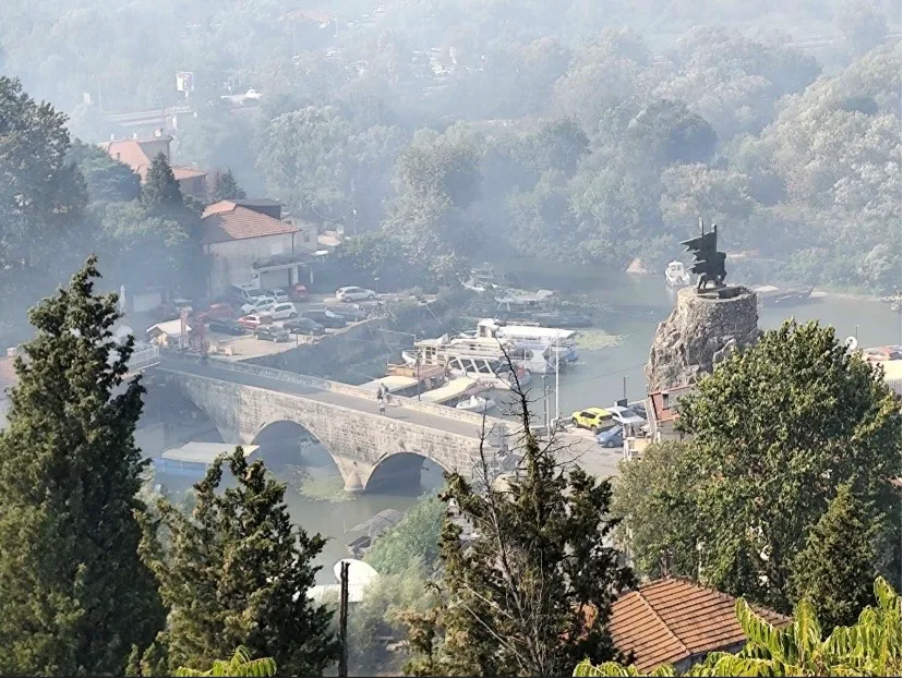Crmničko polje u dimu; Požar zahvatio područje, dim se širi dolinom