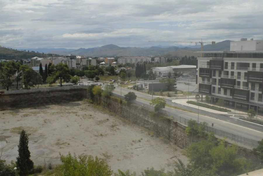 PODGORICA- "Velika rupa" pored zgrade RTCG zjapi prazna: Lidl Crna Gora ništa ne gradi