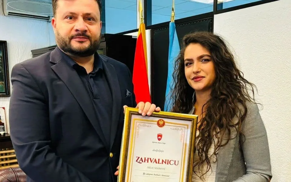 Nagrada i zahvalnica hrabroj Milici Radović koja je sama ušla u zapaljeni stan da gasi požar
