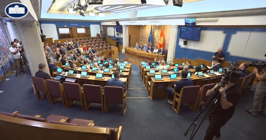 Poslanici raspravljaju o Predlogu amandmana na Ustav: Knežević: VDT i GST jači i od premijera; Živković: Glasaćemo zbog evropskog puta