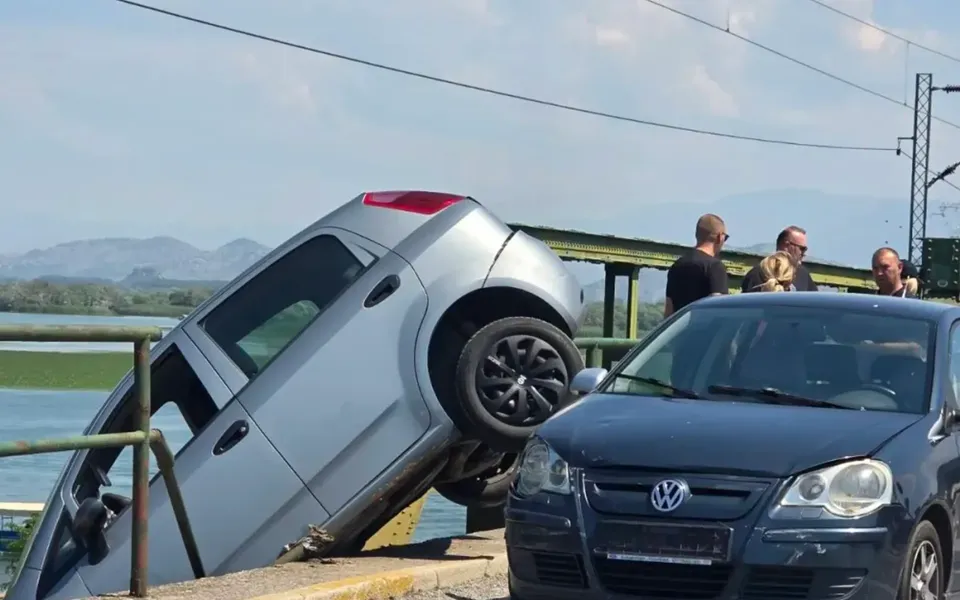 Sudar tri vozila kod Virpazara, saobraća se naizmjenično