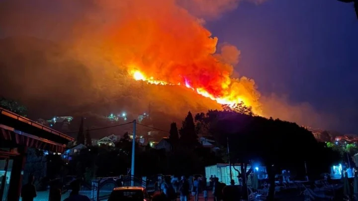 KUĆE ODBRANJENE: vjetar otežava gašenje, evakuisani pojedini stanovnici. Bijela i Baošići bez struje