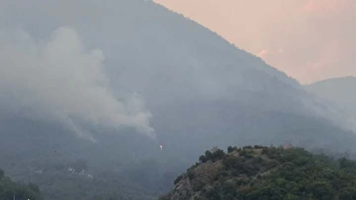 Požar u Baošićima: Jedna porodica evakuisana. Požarna linija 12 km
