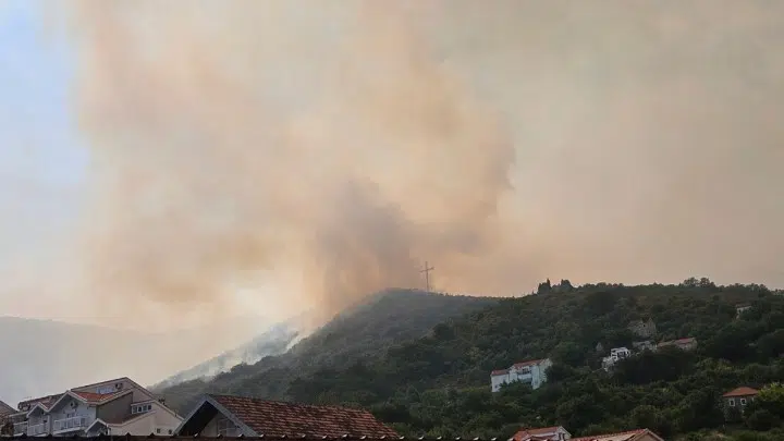 Herceg Novi: Vjetar ponovo rasplamsao vatru, kritično kod kuće Bigovića