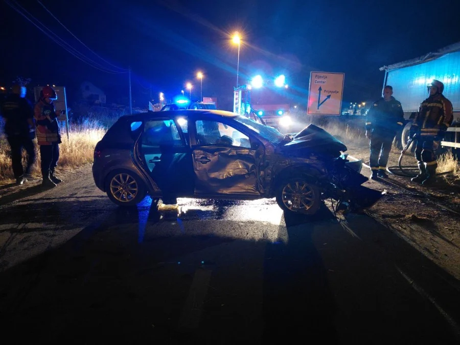 Pljevlja: Automobil udario u parkirani kamion, tri osobe povrijeđene
