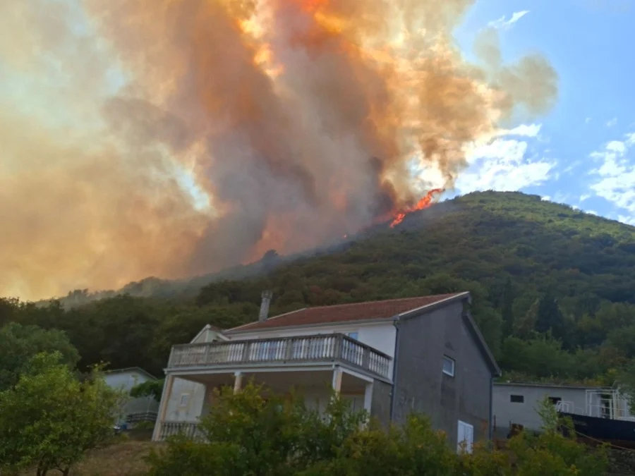 Vjetar ponovo razbuktao požar na brdu iznad Bijele