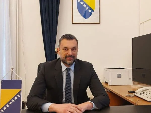 Konaković protjerao dvojicu službenika Ambasade Srbije iz BiH: Imaju 48 sati da napuste zemlju