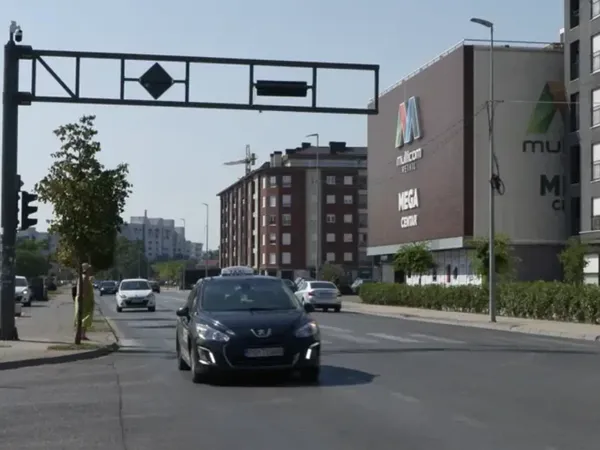 Uklanja se platforma ispred semafora na Zabjelu nakon pritužbi građana